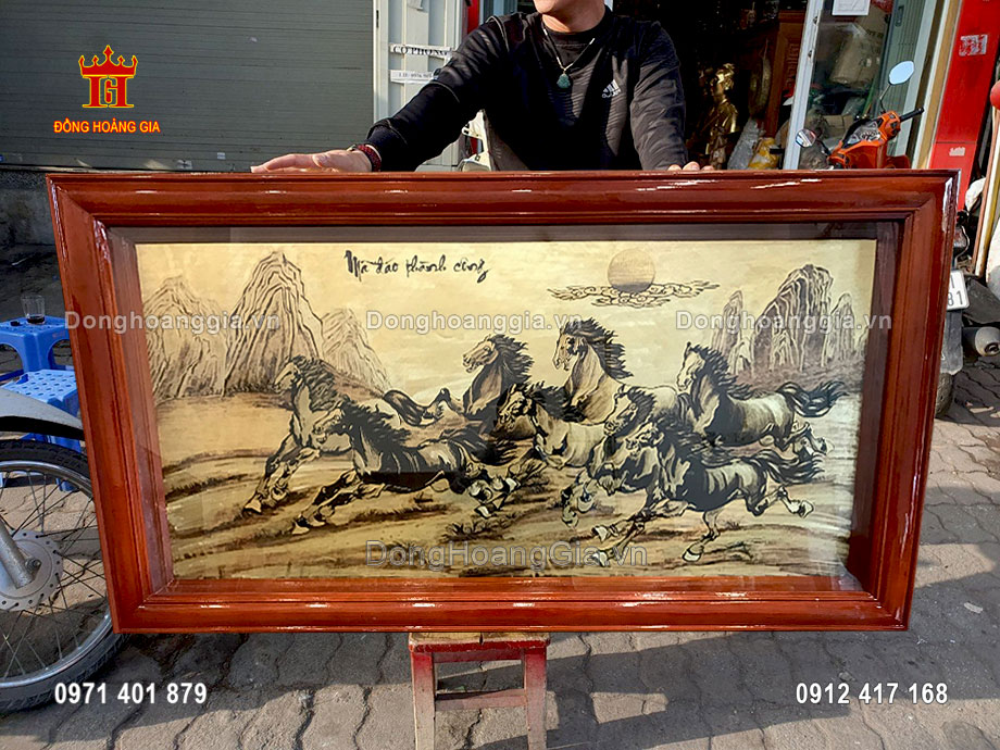 Tranh bát mã bằng đồng hun giả cổ được chế tác thủ công